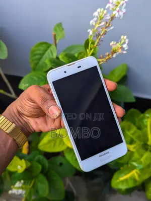 Sharp Aquos Sense 2 SHV43 32 GB White