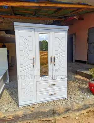 Kabati La Milango Mitatu Na Kioo Pia Lina Nafasi Kubwakabisa