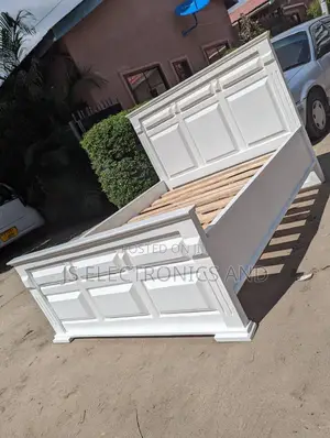 Kabati La Milango Mitatu Na Kioo Pia Lina Nafasi Kubwakabisa