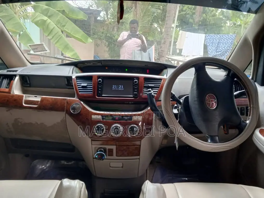 Toyota Noah 2002 White