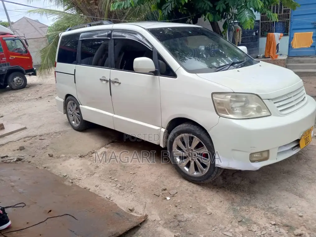 Toyota Noah 2002 White