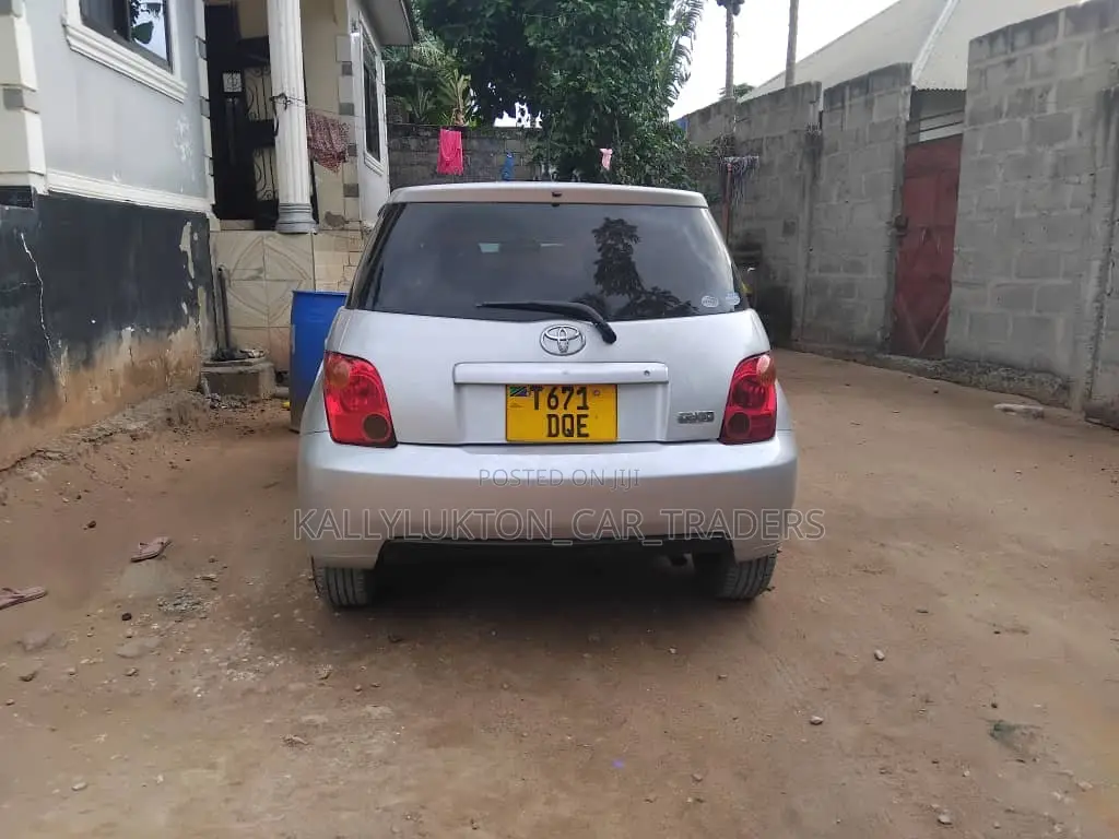 Toyota IST 2005 Silver