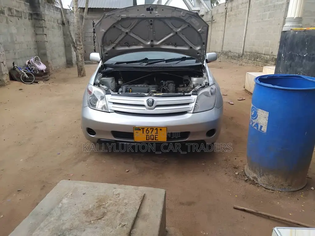 Toyota IST 2005 Silver