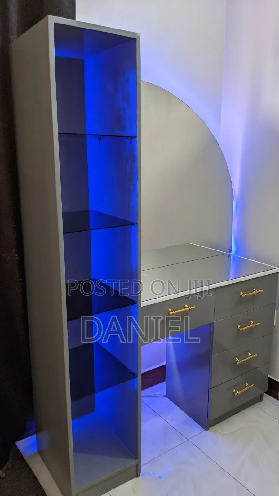 Dressing Table Ya Kioo Rangi Ya Gray Pamoja Na Taa