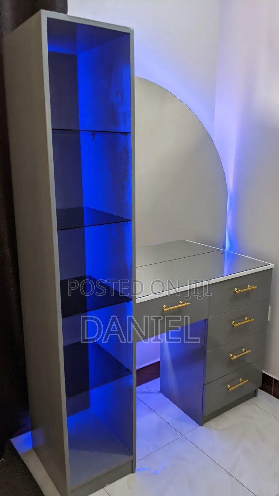 Dressing Table Ya Kioo Rangi Ya Gray Pamoja Na Taa