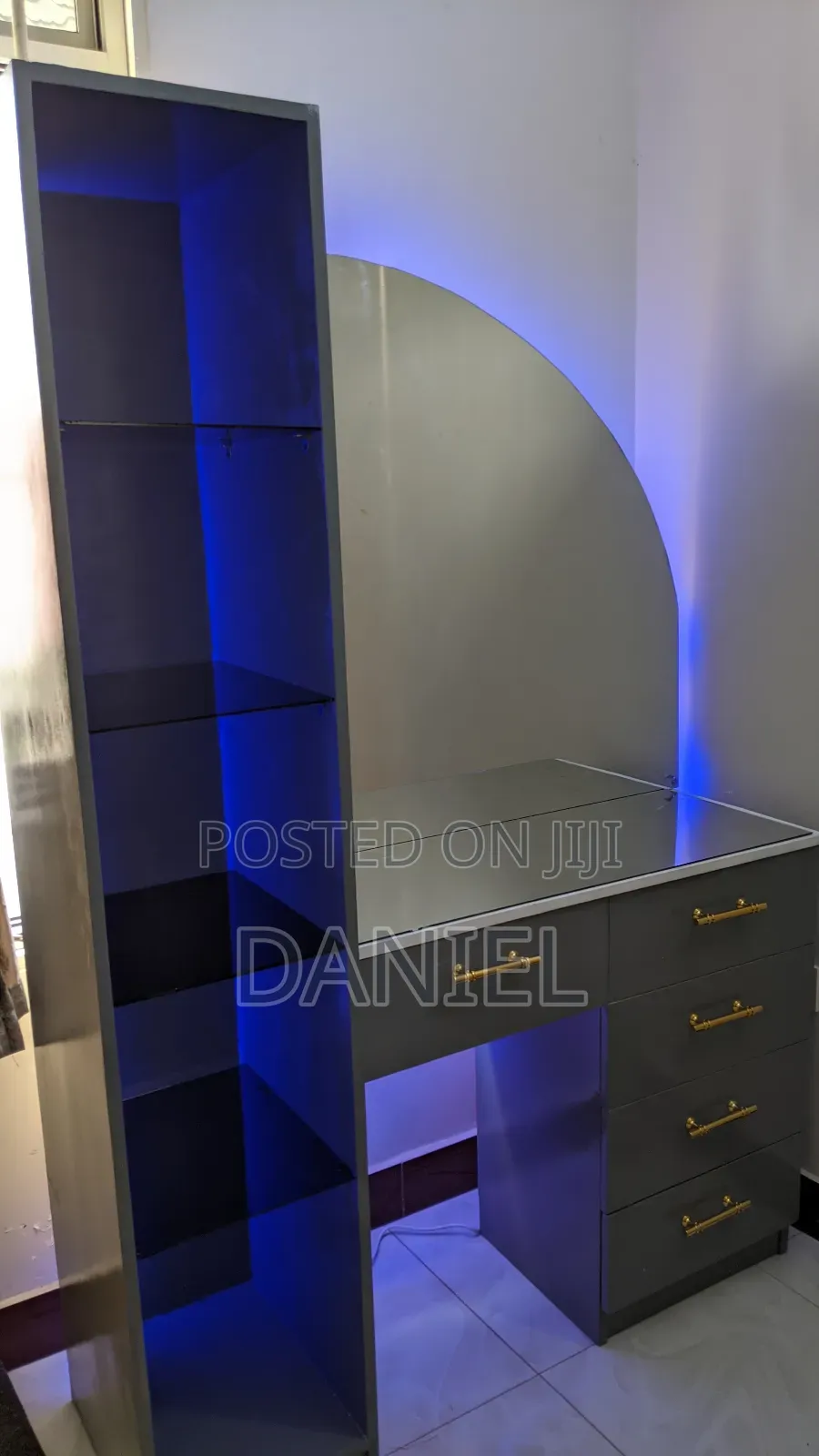 Dressing Table Ya Kioo Rangi Ya Gray Pamoja Na Taa