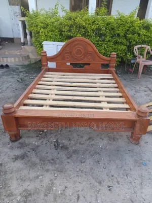 Kitanda Cha Mbao Ngumu