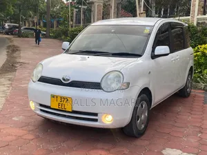 Toyota Sienta 2004 White
