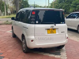 Toyota Sienta 2004 White