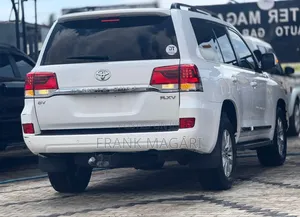 Toyota Land Cruiser 2017 White