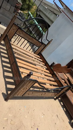 Kitanda Cha Chuma Na Mbao
