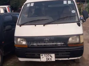 Toyota HiAce 2002 White