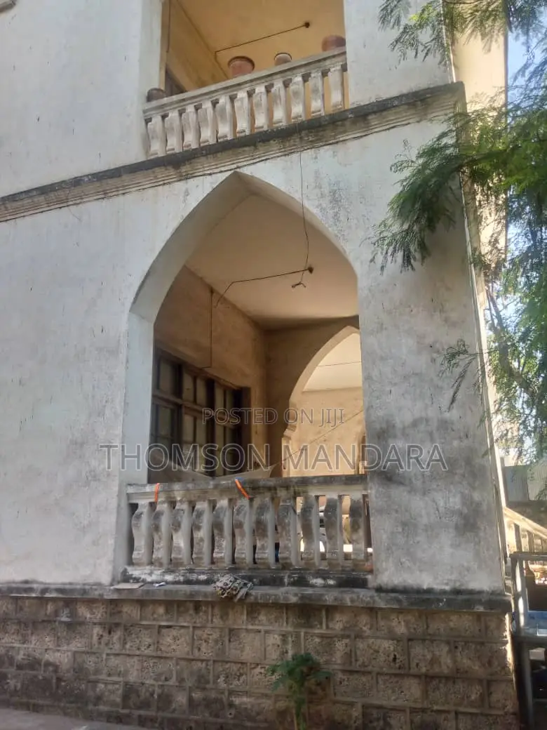 10bdrm Mansion in Kisutu for sale