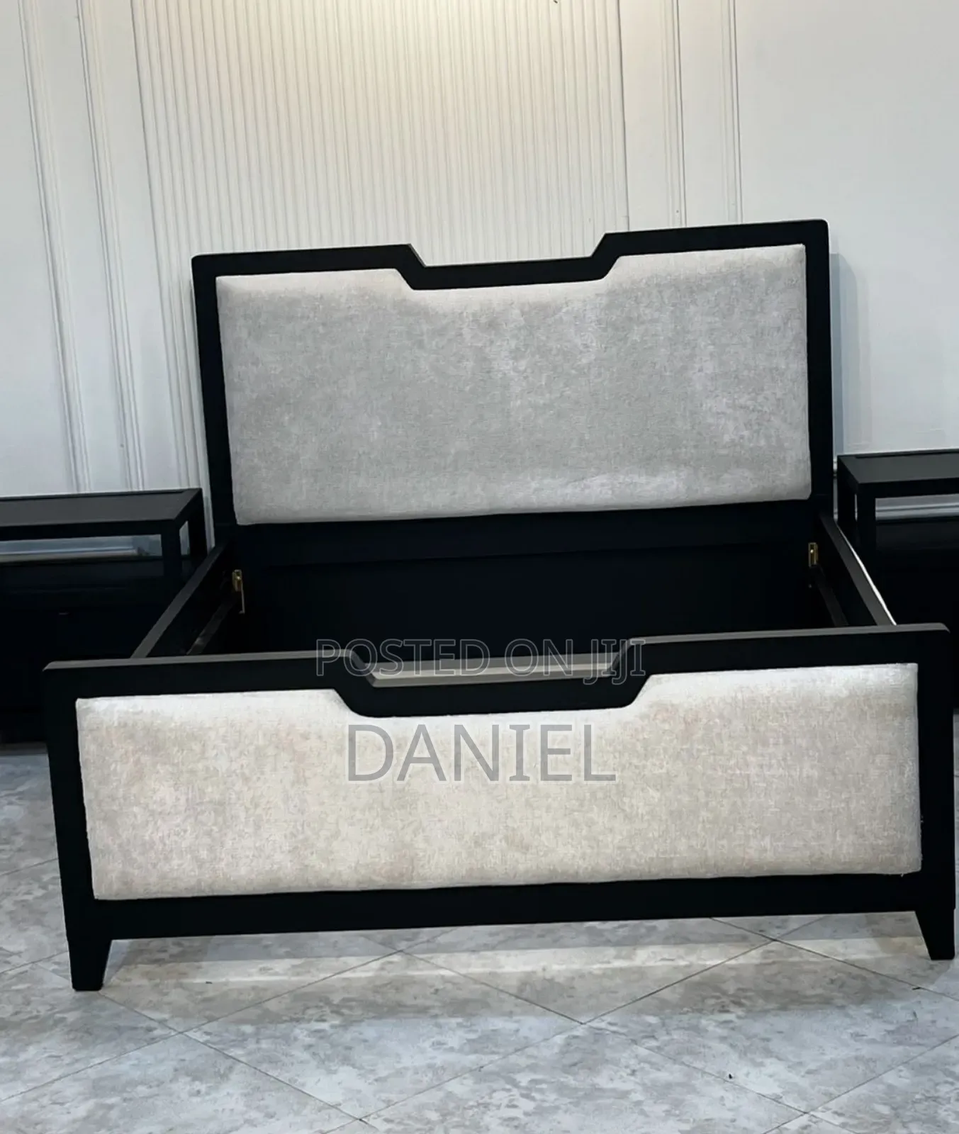 Kitanda Cha Mbao Na Bond Ya Sofa Pamoja Na Bedsides Mbili