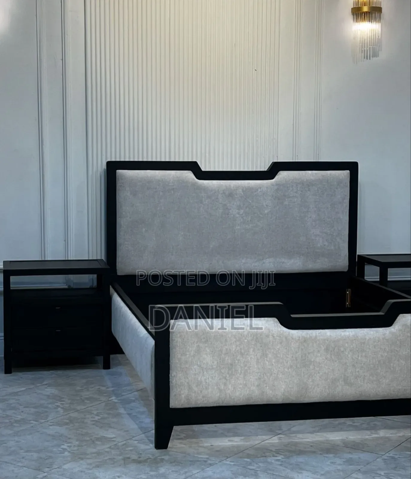 Kitanda Cha Mbao Na Bond Ya Sofa Pamoja Na Bedsides Mbili