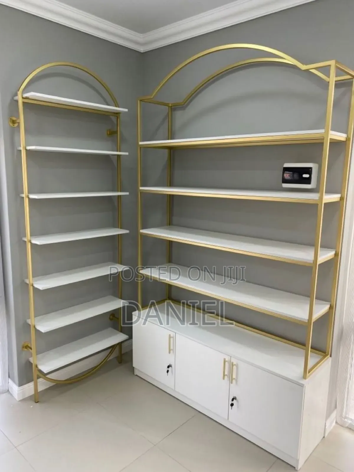 Shelves Za Dukani Rangi Nyeupe Na Gold