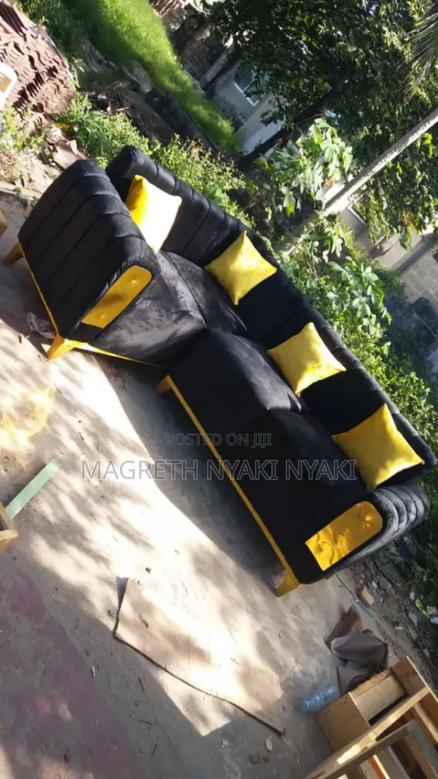 Sofa Set Mpya Kabisa Na Mito Yake