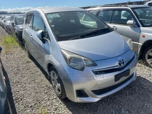 Toyota Ractis 1.5 FWD 2011 Silver