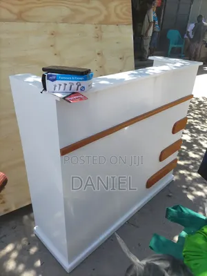 Reception Table Ya Kisasa Rangi Nyeupe Na Brown
