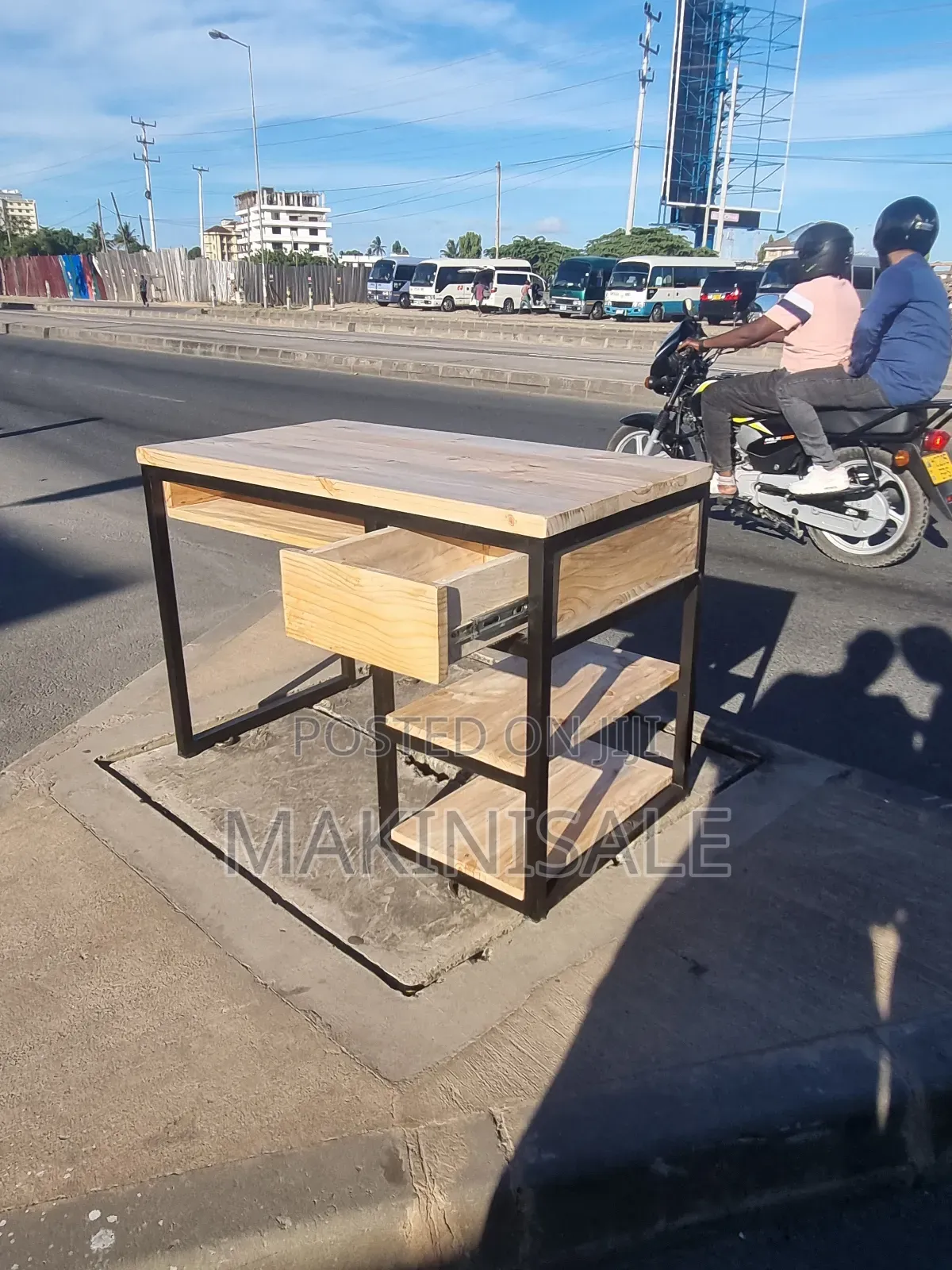 Meza Ya Office Una Weza Itumia Ata Nyumbani