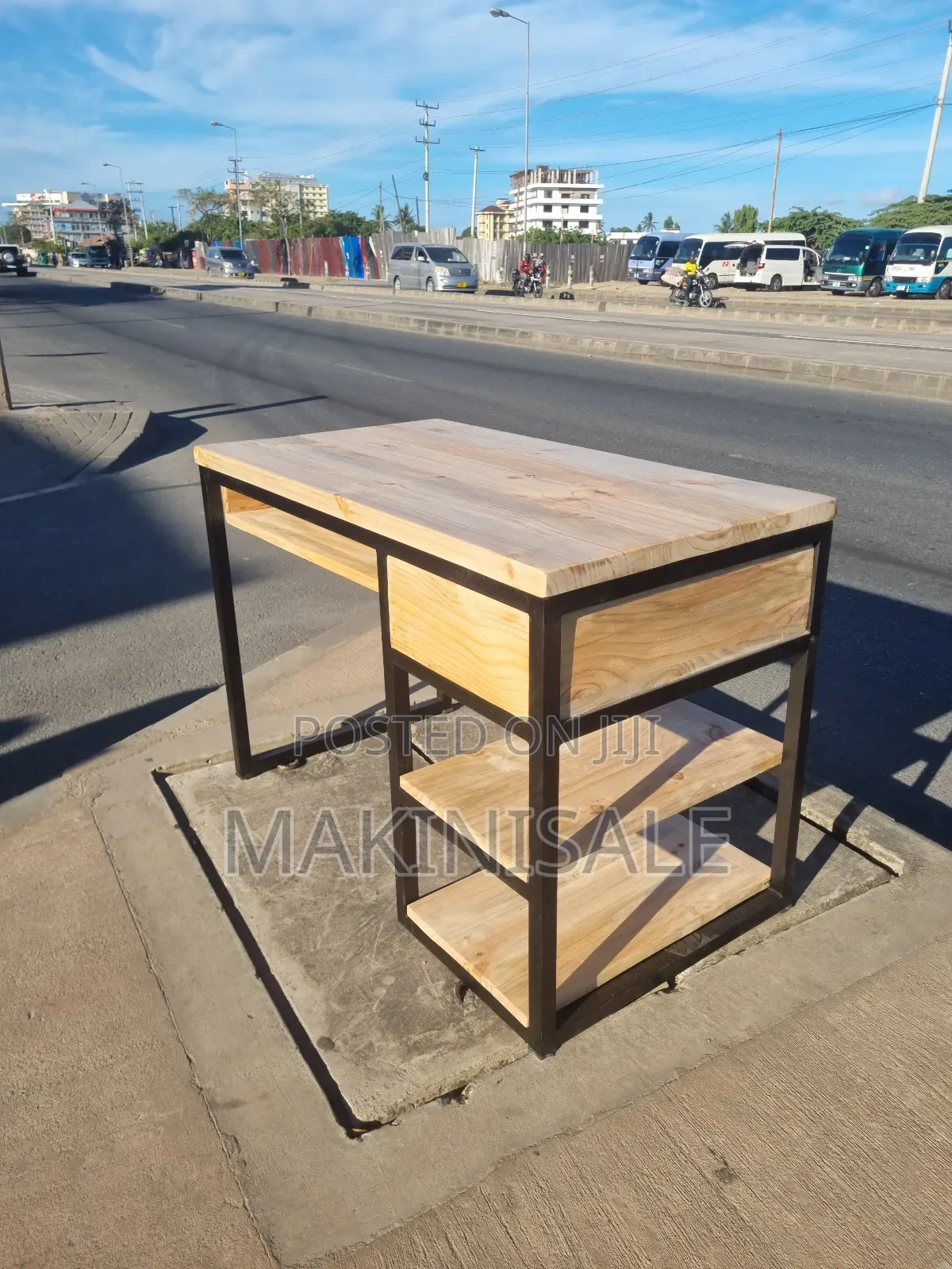 Meza Ya Office Una Weza Itumia Ata Nyumbani