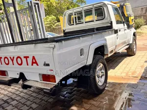 Toyota Land Cruiser 2010 White