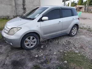 Toyota IST 2005 Silver