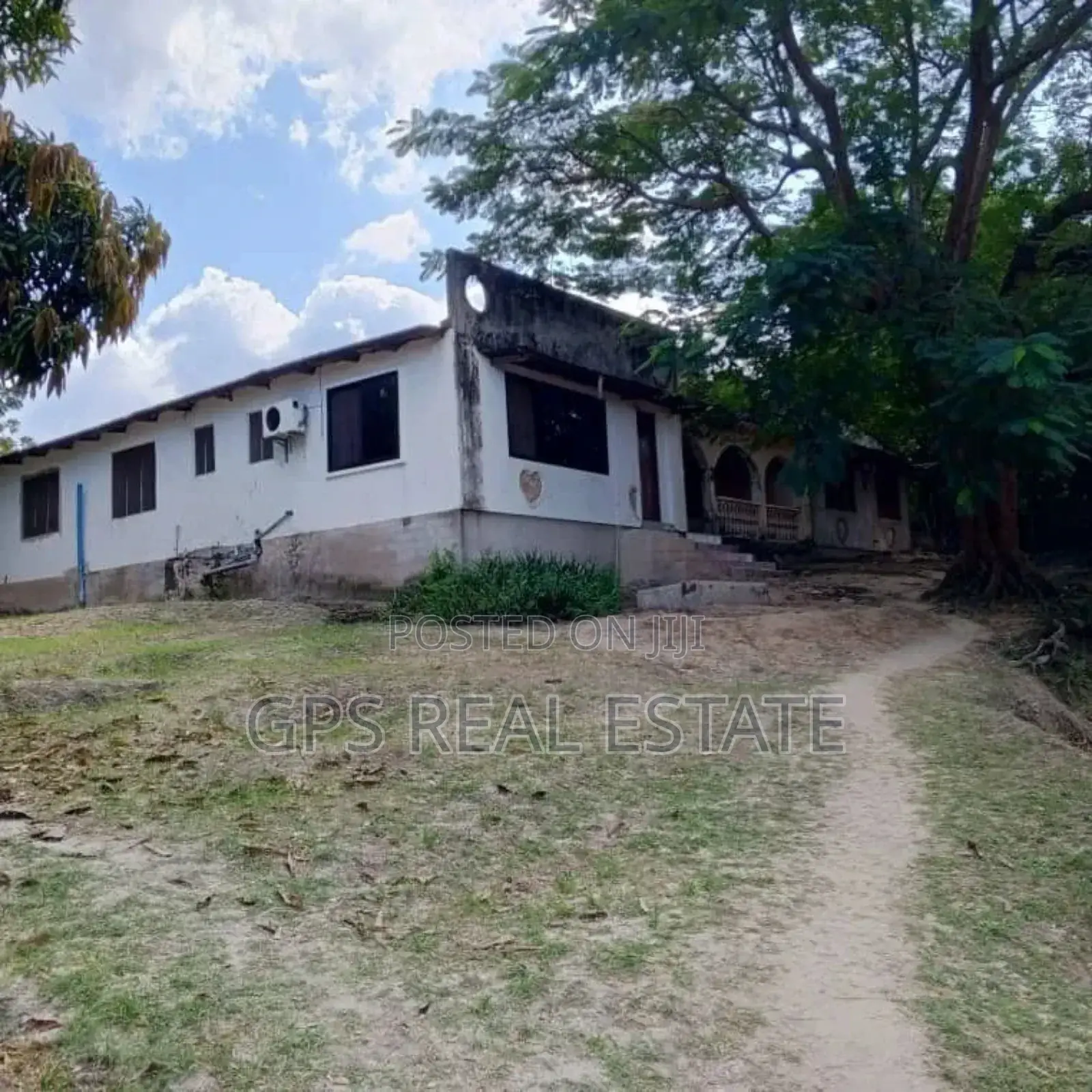 8bdrm House in Tangi Bovu, Mbezi Beach for sale