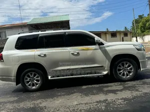 Toyota Land Cruiser 2017 White