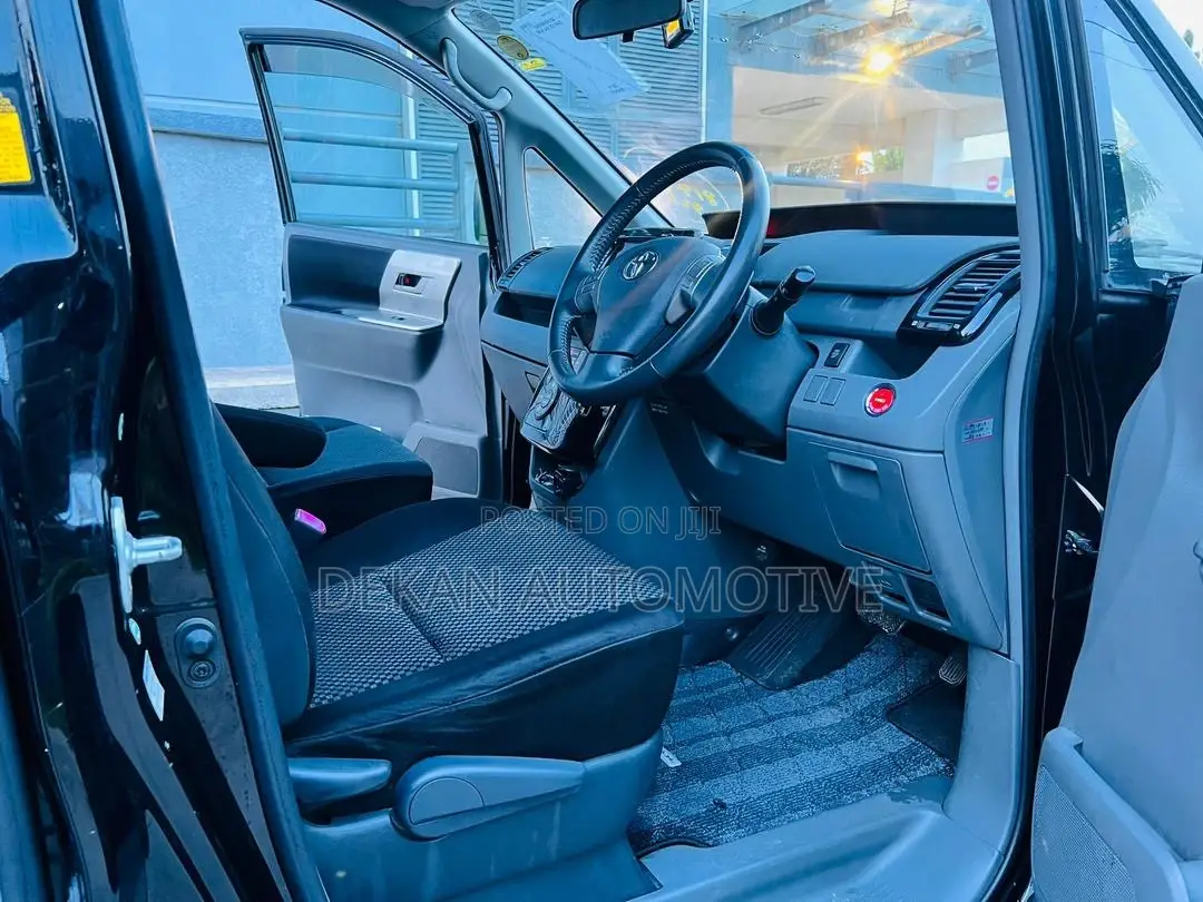 Toyota Noah 2.0 143hp FWD (7 Seater) 2008 Black