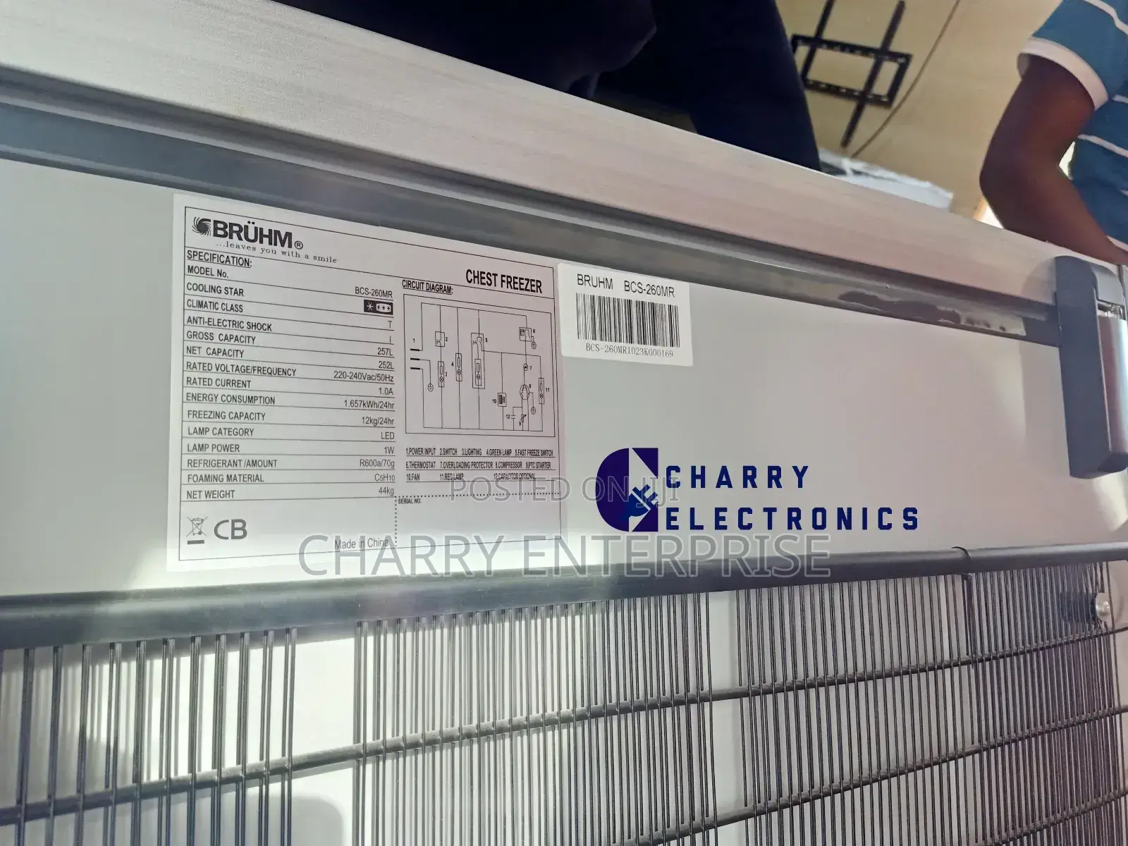 BRUHM High Quality Chest Freezer With Handle Capacity 252L