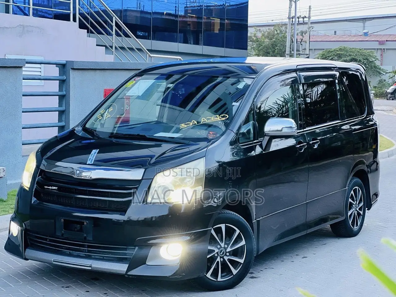 Toyota Noah 2.0 143hp AWD (8 Seater) 2008 Black