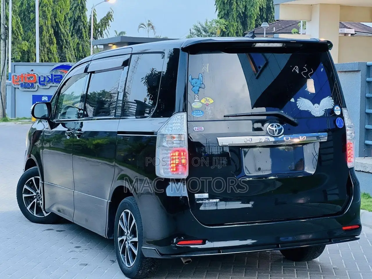 Toyota Noah 2.0 143hp AWD (8 Seater) 2008 Black