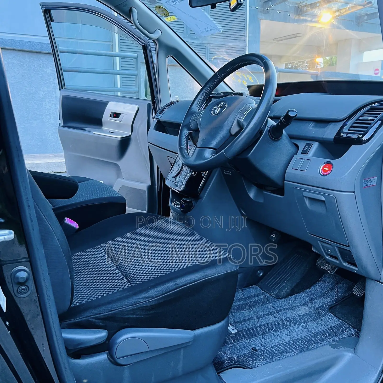 Toyota Noah 2.0 143hp AWD (8 Seater) 2008 Black