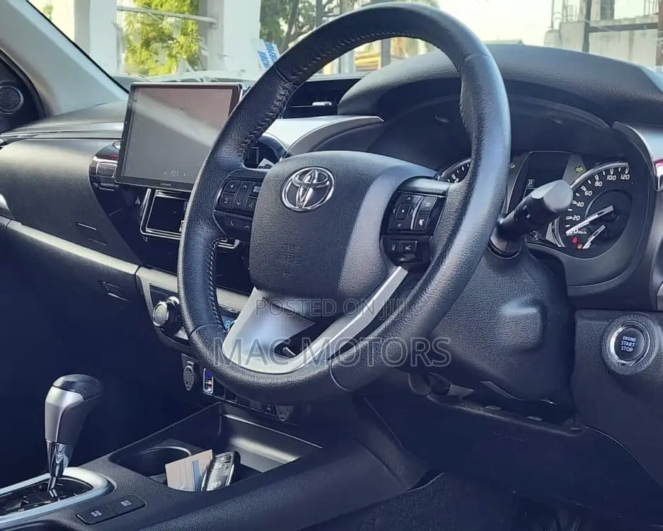 Toyota Hilux 2020 White