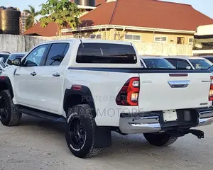 Toyota Hilux 2020 White