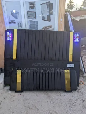 Kitanda Bed Sofa 5/6 Na Taa Zake