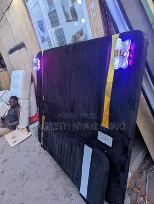 Kitanda Bed Sofa 5/6 Na Taa Zake