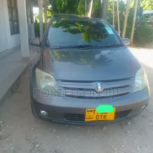 Toyota IST 2005 Gold
