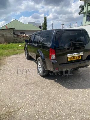 Nissan Pathfinder 2004 Black