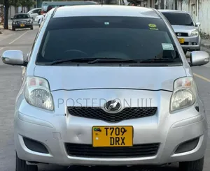 Toyota Vitz 2009 Silver
