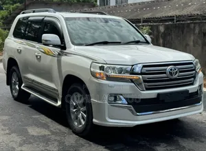 Toyota Land Cruiser 2017 White