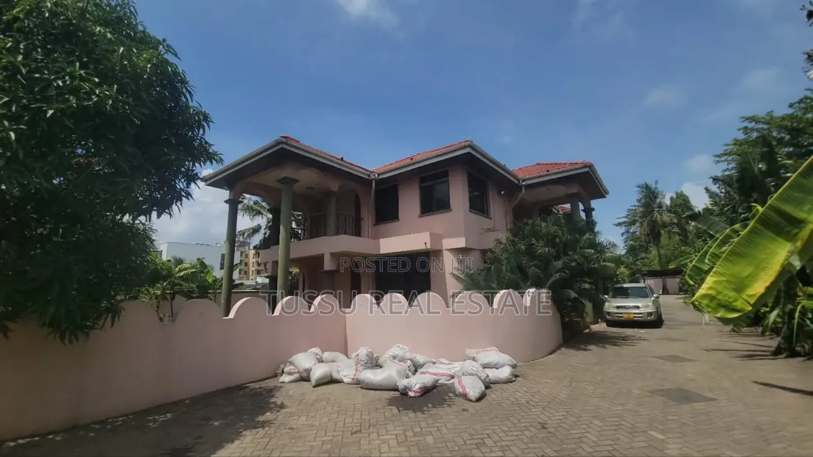 7bdrm House in Migombani Street, Mikocheni for sale