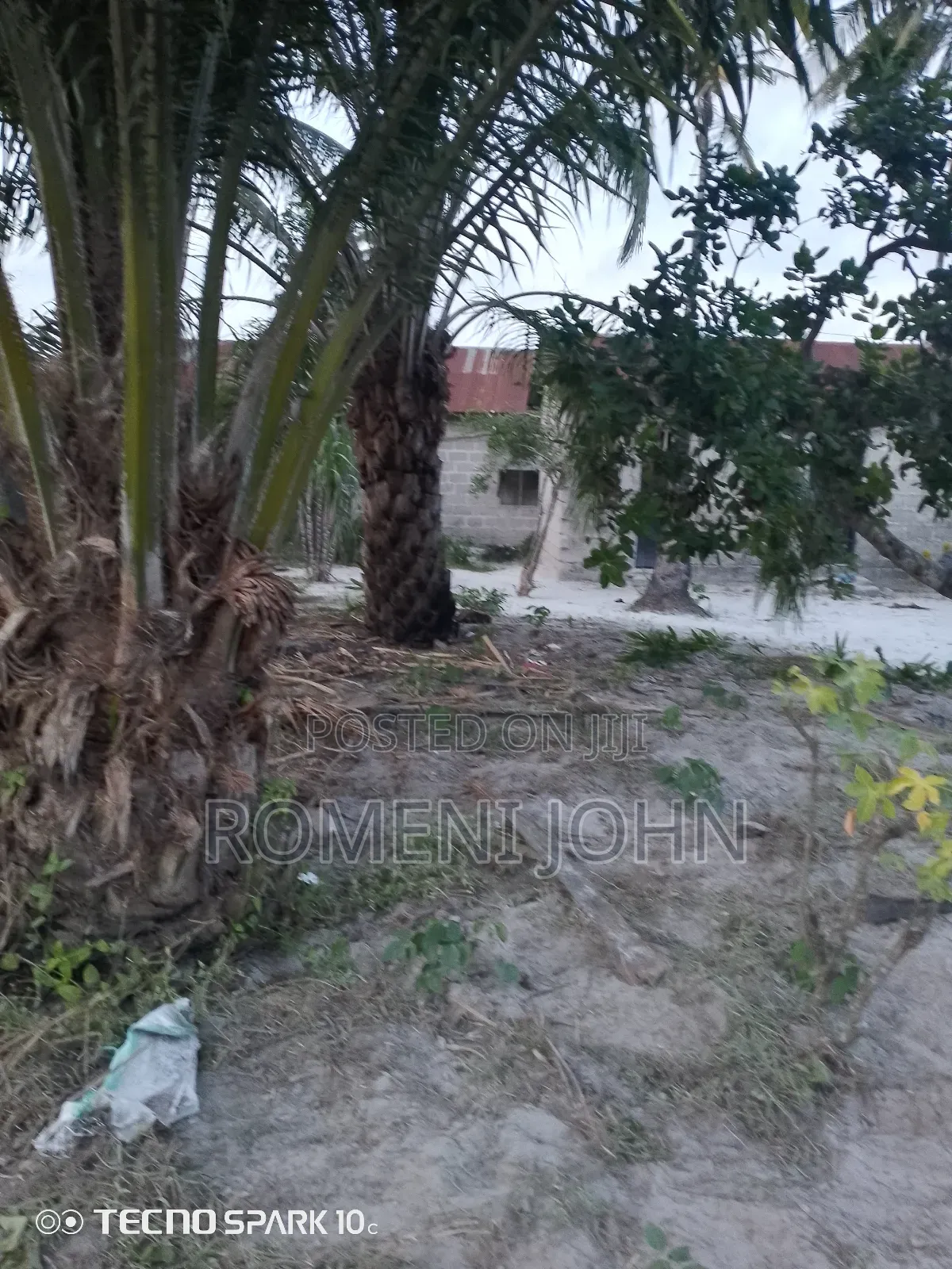 Eneo Sqmita 400 + 2bdrm Linauzwa Miln 13.5 Majohe Chuo Rada.