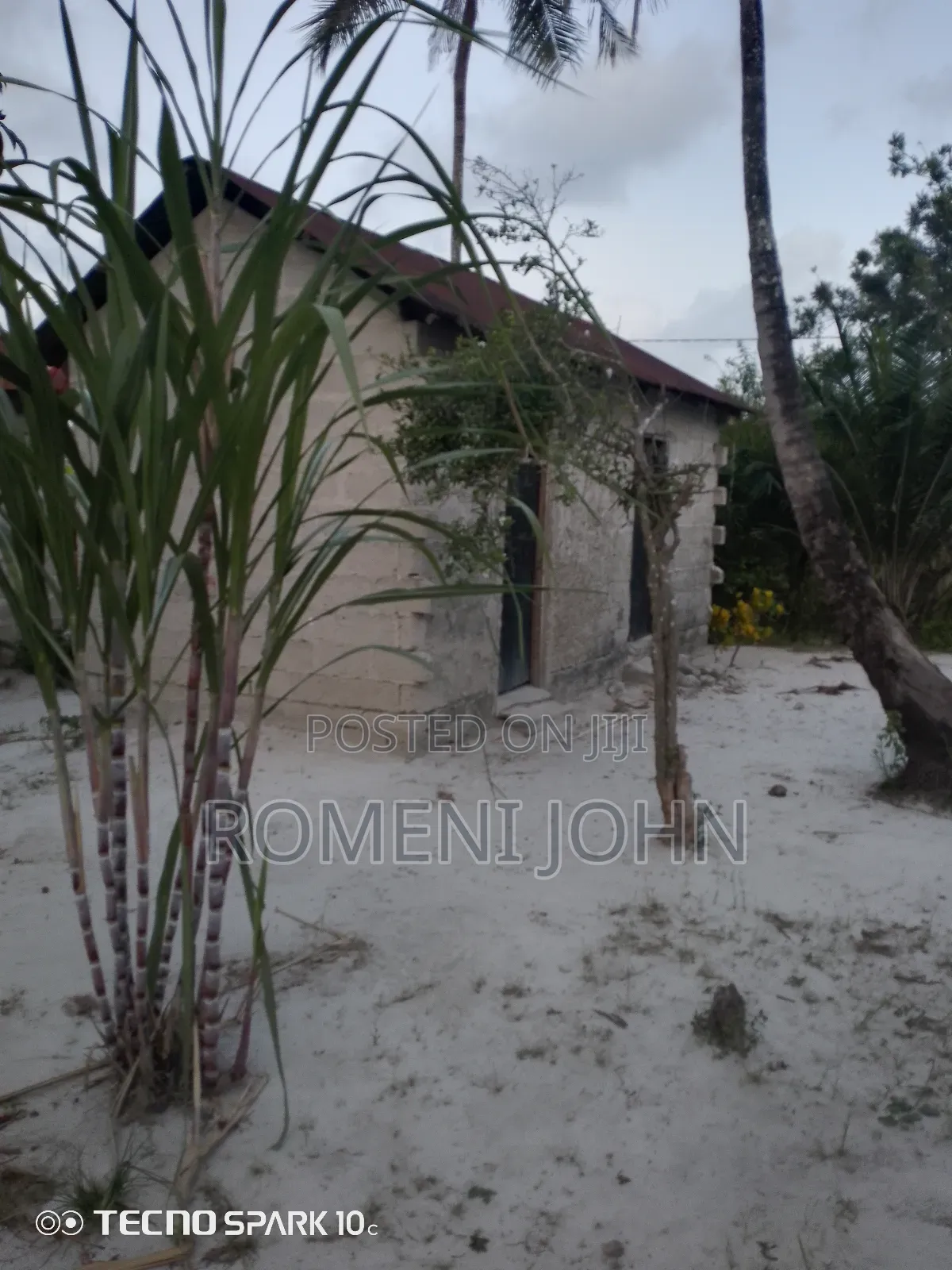 Eneo Sqmita 400 + 2bdrm Linauzwa Miln 13.5 Majohe Chuo Rada.