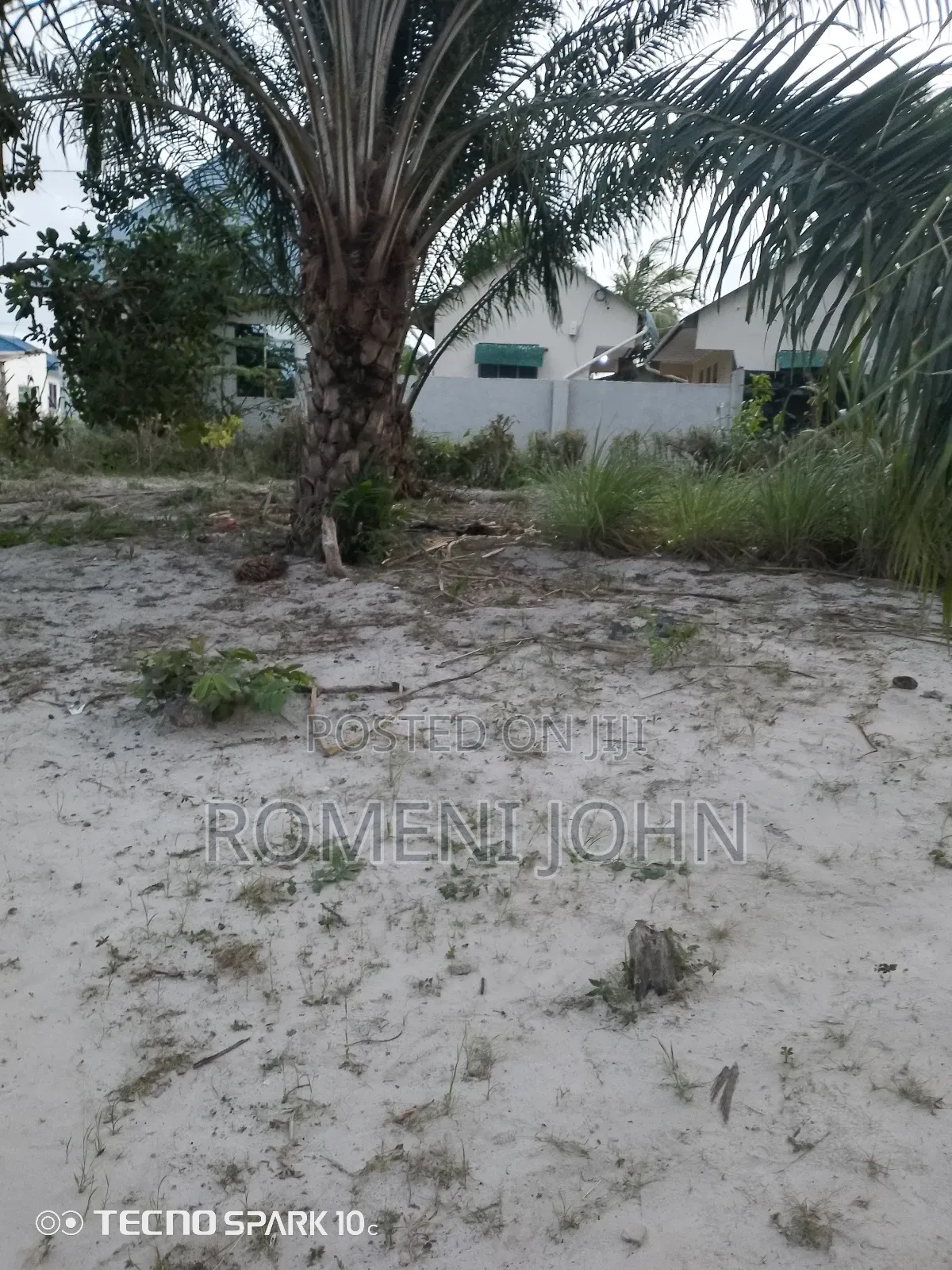 Eneo Sqmita 400 + 2bdrm Linauzwa Miln 13.5 Majohe Chuo Rada.