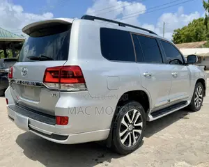 Toyota Land Cruiser 2017 Silver