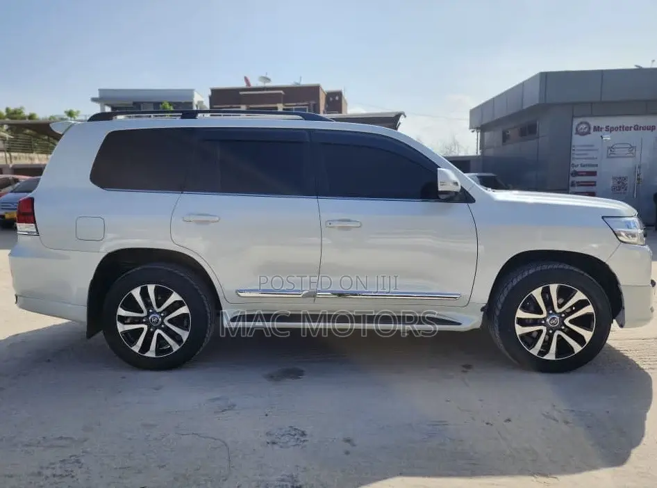 Toyota Land Cruiser 2017 White