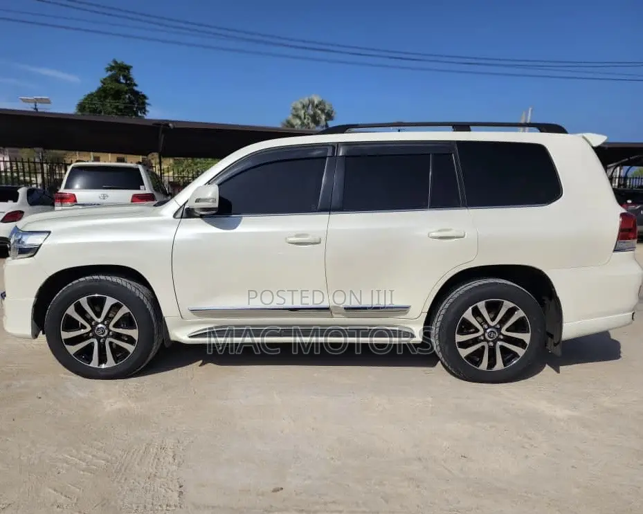 Toyota Land Cruiser 2017 White