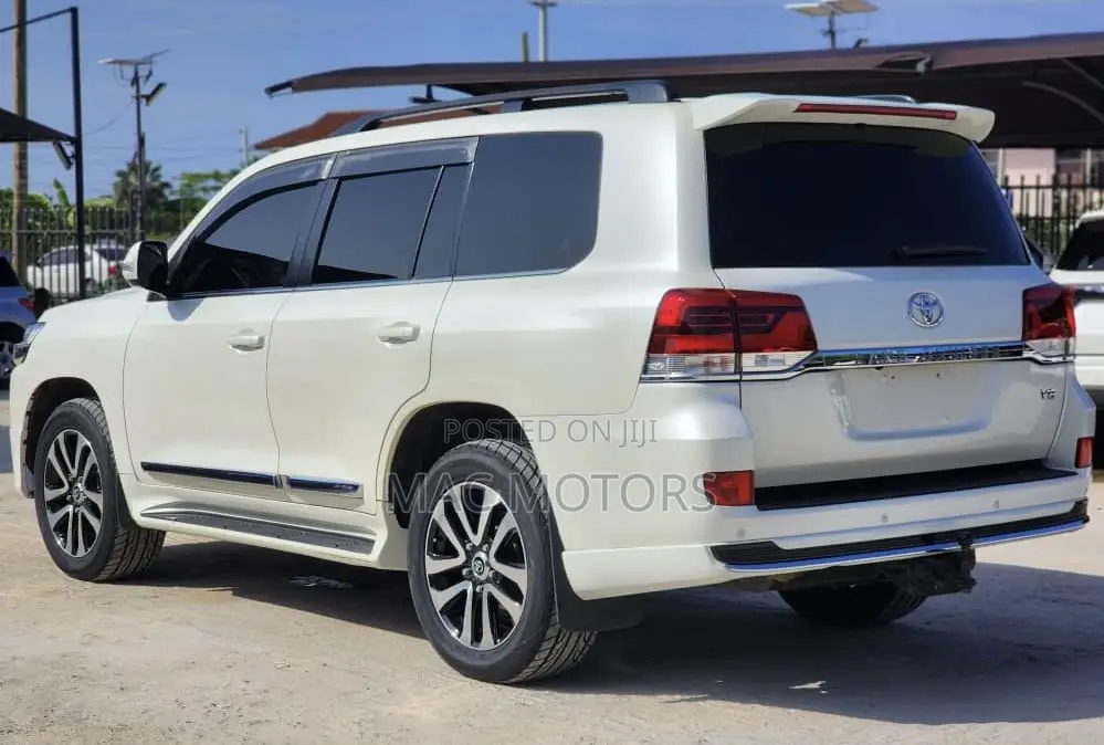 Toyota Land Cruiser 2017 White
